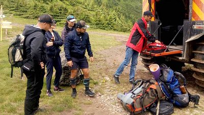 Туристам з Києва та Дніпра рятувальники надавали допомогу у горах на Закарпатті Туристам з Києва та Дніпра рятувальники надавали допомогу у горах на Закарпатті