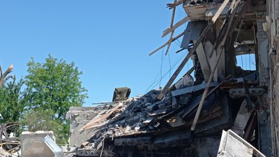 "Я здивована як я вижила". Що відбувається на місці ракетного удару по передмістю Дніпра та що кажуть очевидці "Я здивована як я вижила". Що відбувається на місці ракетного удару по передмістю Дніпра та що кажуть очевидці