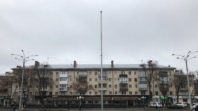 У Полтаві встановлюють новорічну ялинку У Полтаві встановлюють новорічну ялинку