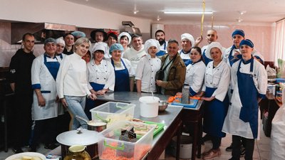Шеф-кухар Ектор Хіменес-Браво відвідав волонтерську кухню ЗСУ у Рівному