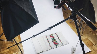 У Луцьку музейники оцифровують старовинні вишиті рушники У Луцьку музейники оцифровують старовинні вишиті рушники