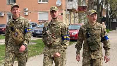 Військовослужбовці ТЦК роздають повістки: як реагують у Полтаві Військовослужбовці ТЦК роздають повістки: як реагують у Полтаві