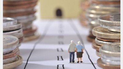 Подружжю пенсіонерів з Кам’янського, яке мешкає за кордоном, припинили виплачувати пенсію