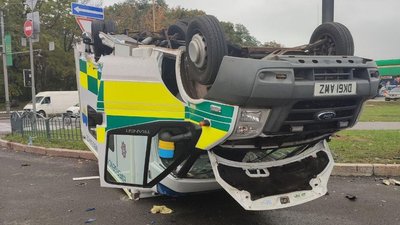 У Харкові внаслідок аварії перекинулася швидка: двоє травмованих У Харкові внаслідок аварії перекинулася швидка: двоє травмованих