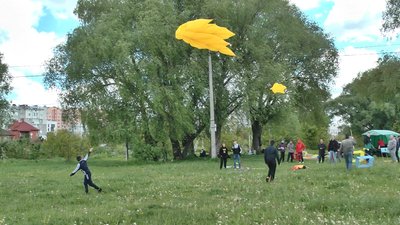 Судді на змаганнях оцінюють і зовнішній вигляд повітряного змія, і те, як він літає. Фото: Суспільне. Поділля. Судді на змаганнях оцінюють і зовнішній вигляд повітряного змія, і те, як він літає. Фото: Суспільне. Поділля.