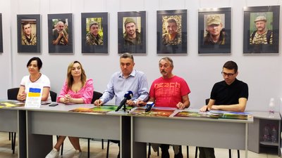 Організатори фотовиставки запрошують небайдужих долучитися до збору коштів. Організатори фотовиставки запрошують небайдужих долучитися до збору коштів.