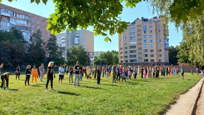 У Луцьку під час річниці ранкової зарядки зібрали У Луцьку під час річниці ранкової зарядки зібрали