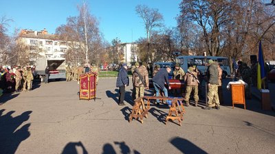 "Світла пам’ять всім героям": у Полтаві попрощалися із трьома захисниками України "Світла пам’ять всім героям": у Полтаві попрощалися із трьома захисниками України