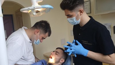 У Тернополі стоматологи безкоштовно надають послуги військовим і переселенцям У Тернополі стоматологи безкоштовно надають послуги військовим і переселенцям