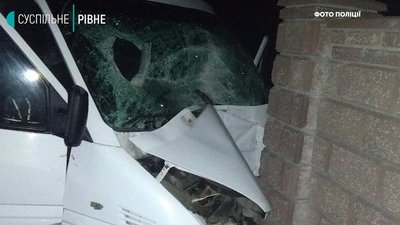 Бус влетів у паркан, водія затисло: подробиці ДТП на Рівненщині Бус влетів у паркан, водія затисло: подробиці ДТП на Рівненщині