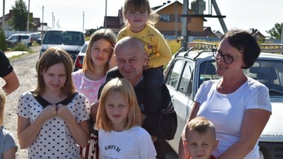 Багатодітній родині з Луцька, яка просила квартиру в президента, подарували новий дім Багатодітній родині з Луцька, яка просила квартиру в президента, подарували новий дім
