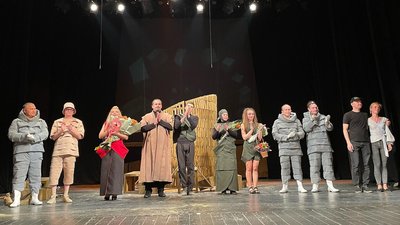 У виставі зіграли актори чернівецького драмтеатру. Джерело: Facebook / dramtheater У виставі зіграли актори чернівецького драмтеатру. Джерело: Facebook / dramtheater