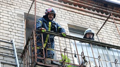 У Дніпрі надзвичайники врятували з пожежі двох чоловіків