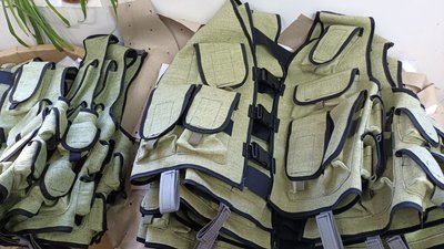 Швейний батальйон: у Луцьку волонтери виготовляють тактичні жилети для воїнів Швейний батальйон: у Луцьку волонтери виготовляють тактичні жилети для воїнів