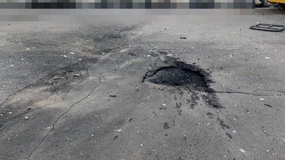 Херсон, обстріли РФ, дрон, вирва у асфальті