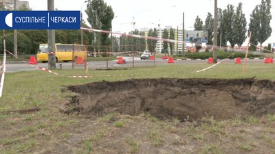 В Черкасах ремонтують головний колектор, який підтопило В Черкасах ремонтують головний колектор, який підтопило