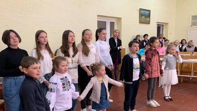 На Тернопільщині для дітей переселенців організували клуб дитячого дозвілля На Тернопільщині для дітей переселенців організували клуб дитячого дозвілля