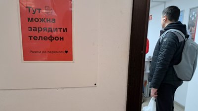 Переповнені "пункти незламності", райони без світла й води. Блекаут у Дніпрі — фоторепортаж Переповнені "пункти незламності", райони без світла й води. Блекаут у Дніпрі — фоторепортаж