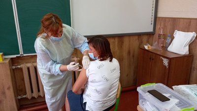 Близько 50% освітян Мукачівської ТГ отримали щеплення перед початком навчального року