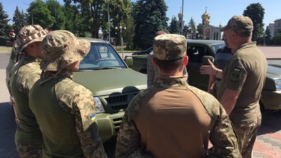 Плюс два пікапи на передову: черкаські доброчинці передали автівки для української армії