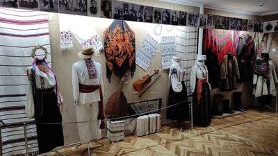 Колекція українського традиційного одягу у Хмельницькому обласному краєзнавчому музеї. Фото: Наталія Мовчан Колекція українського традиційного одягу у Хмельницькому обласному краєзнавчому музеї. Фото: Наталія Мовчан