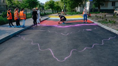 У Житомирі учні ліцею розмалювали частину дороги до школи У Житомирі учні ліцею розмалювали частину дороги до школи