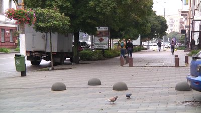 Небезпека для пішоходів: коли відремонтують розхитану тротуарну плитку у центрі Житомира Небезпека для пішоходів: коли відремонтують розхитану тротуарну плитку у центрі Житомира