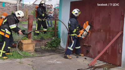 Сусідська іскра: у Рівному загорівся гараж, машину бійці ДСНС врятували