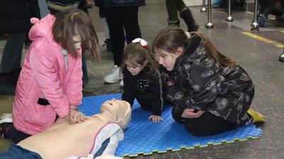 Дітей, які ховаються у метро Харкова, вчили розрізняти міни та зупиняти кровотечу