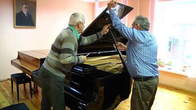 Професія настроювача струнно-клавішних музичних інструментів у Житомирі вимирає Професія настроювача струнно-клавішних музичних інструментів у Житомирі вимирає
