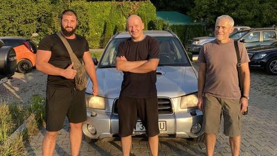 Поляк передав закарпатському волонтеру власне авто для ЗСУ