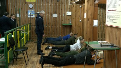 Стрільби для початківців: рівненський олімпієць навчав вправлятися зі зброєю Стрільби для початківців: рівненський олімпієць навчав вправлятися зі зброєю