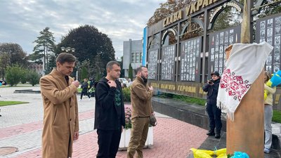 Покладання квітів до Стели пам`яті Героїв Небесної Сотні Покладання квітів до Стели пам`яті Героїв Небесної Сотні