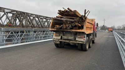 На Закарпатті на модульному мосту, який облаштували через річку Тересва, провели тестовий заїзд спецтранспорту На Закарпатті на модульному мосту, який облаштували через річку Тересва, провели тестовий заїзд спецтранспорту