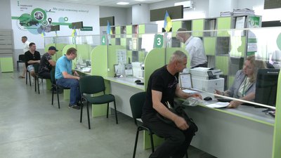 Через нульове розмитнення у сервісних центрах Рівненщини фіксують рекорди реєстрації автівок Через нульове розмитнення у сервісних центрах Рівненщини фіксують рекорди реєстрації автівок