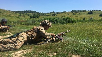 Вчаться стріляти і виживати: на Черкащині триває вишкіл для юних "морпіхів"