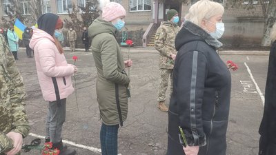 У Бахмуті вшанували пам'ять загиблих від обстрілу міста у лютому 2015 року У Бахмуті вшанували пам'ять загиблих від обстрілу міста у лютому 2015 року