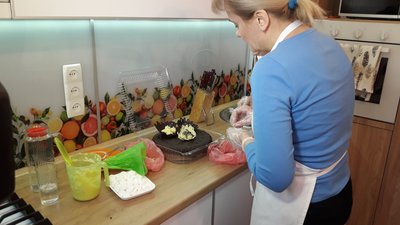 Черкащанка випікає торти в обмін на допомогу собачому притулку