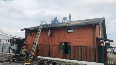 У будівлі вигорів дах, також вогнем пошкоджено дах сусіднього приміщення
