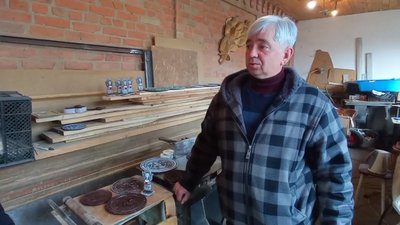 На Житомирщині переселенець із Бучанського району створює сувенірні тарілки на патріотичну тематику На Житомирщині переселенець із Бучанського району створює сувенірні тарілки на патріотичну тематику