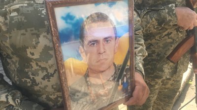 У Полтаві прощаються із воїнами, які загинули під час оборони України У Полтаві прощаються із воїнами, які загинули під час оборони України
