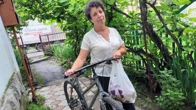 У Теребовлянській громаді соцпрацівники їздять до пенсіонерів на велосипедах У Теребовлянській громаді соцпрацівники їздять до пенсіонерів на велосипедах