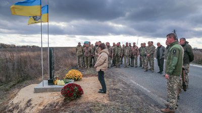 До пам'ятного знаку поклали квіти, 29 жовтня 2023, Харківщина