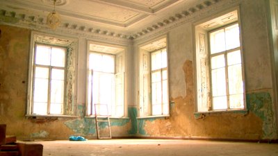 Прибрали приміщення та розчистили хащі: туристи-волонтери влаштували толоку у палаці на Вінниччині Прибрали приміщення та розчистили хащі: туристи-волонтери влаштували толоку у палаці на Вінниччині