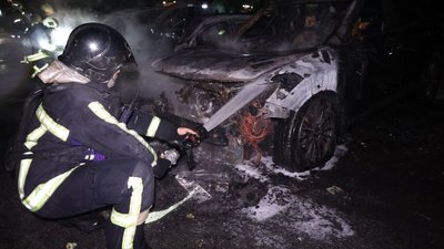 Рятувальник гасить пожежу в автомобілі внаслідок удару "Шахеда", Салтівський район Харкова, 17 травня 2026 року Рятувальник гасить пожежу в автомобілі внаслідок удару "Шахеда", Салтівський район Харкова, 17 травня 2026 року