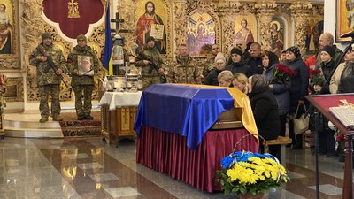 "Це рішення, яке заслуговує на повагу": у Полтаві попрощалися з бійцем Олександром Васильєвим "Це рішення, яке заслуговує на повагу": у Полтаві попрощалися з бійцем Олександром Васильєвим