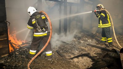 "Вогонь охопив понад сотню квадратних метрів": на Тернопільщині горіла будівля