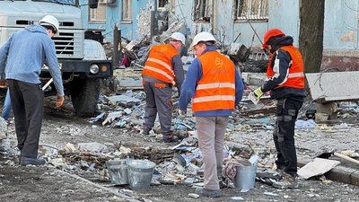 У Запоріжжі продовжують розбирати завали після ракетного обстрілу У Запоріжжі продовжують розбирати завали після ракетного обстрілу