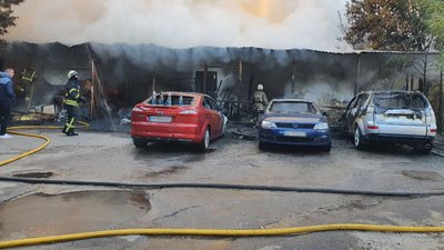 В Харкові сталася пожежа у столярному цеху: полум’я поширилося на чотири автомобілі В Харкові сталася пожежа у столярному цеху: полум’я поширилося на чотири автомобілі