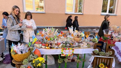 Понад 120 тис. грн для ЗСУ зібрали школярі під час благодійного ярмарку в Мукачеві Понад 120 тис. грн для ЗСУ зібрали школярі під час благодійного ярмарку в Мукачеві
